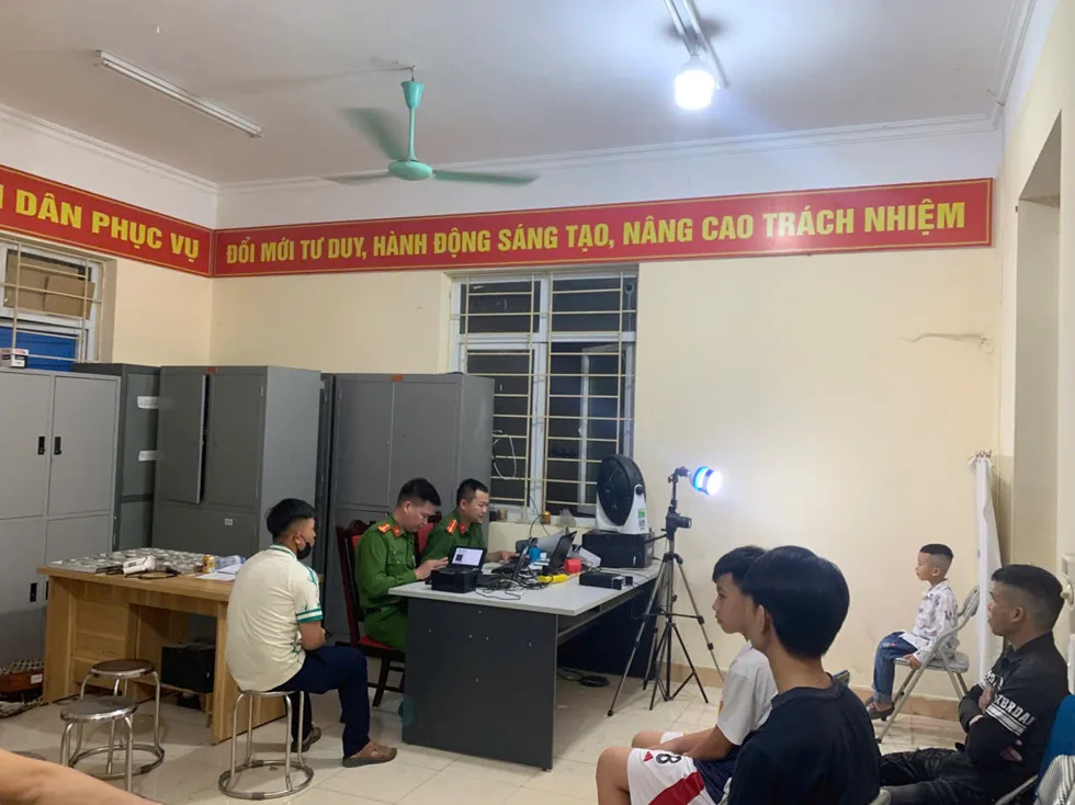 Công an xã Tân Uyên triển khai chiến dịch cao điểm “15 ngày đêm” hỗ trợ Nhân dân kích hoạt tài khoản định danh điện tử mức độ 2 và tích hợp các tiện ích trên nền tảng số