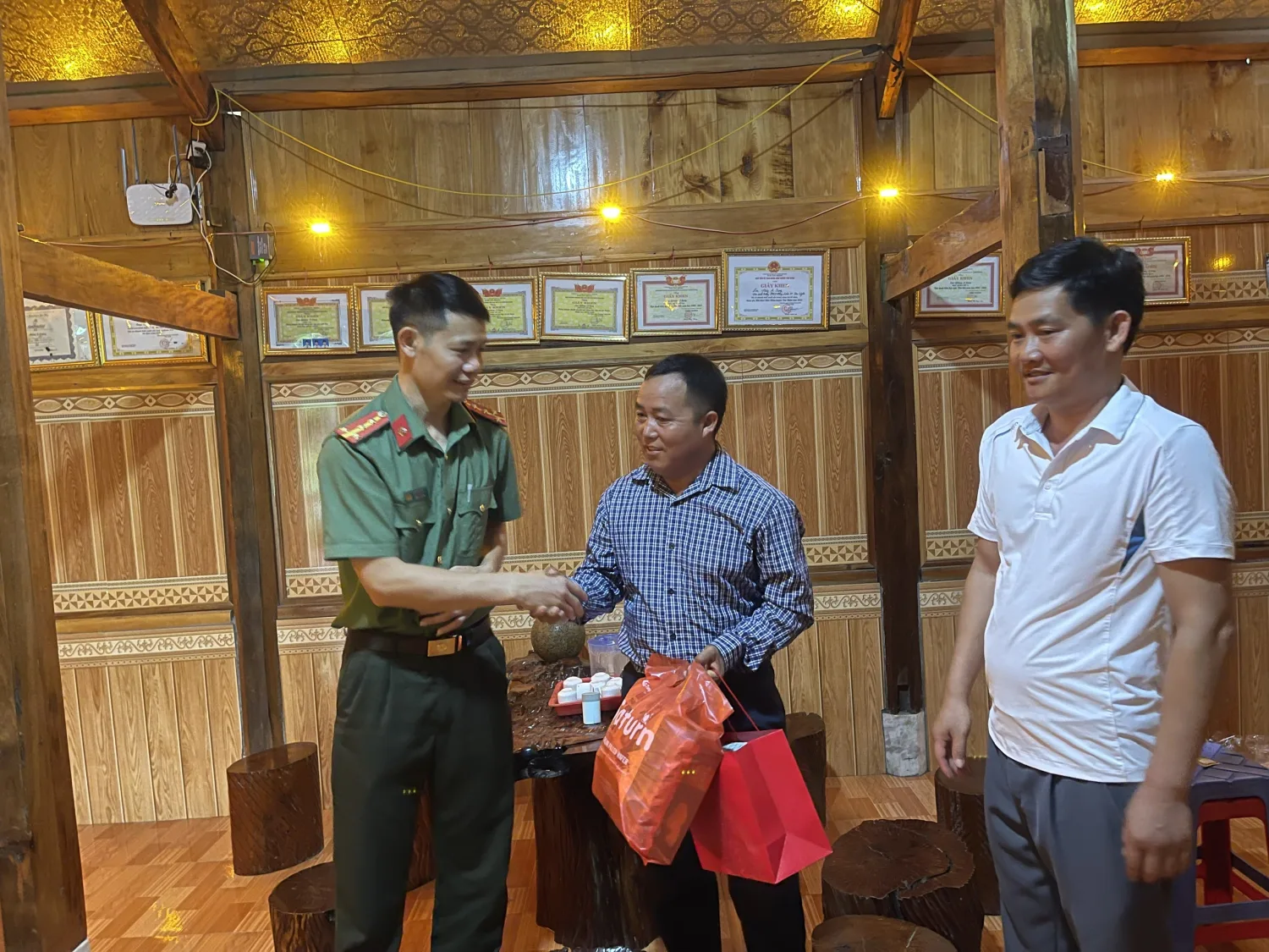 Công an xã Tân Uyên trực tiếp xuống địa bàn tuyên truyền pháp luật cho các Trưởng nhiệm, Trưởng điểm nhóm tôn giáo