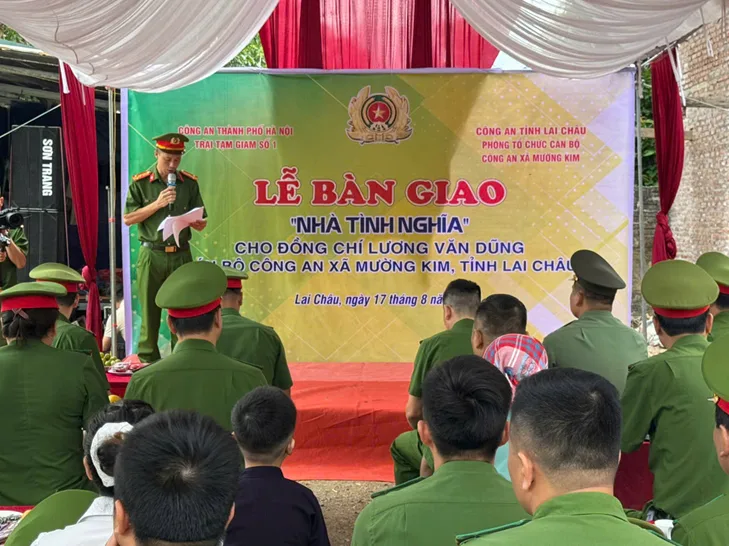 Ấm áp nghĩa tình đồng đội: Bàn giao nhà tình nghĩa cho cán bộ Công an xã Mường Kim
