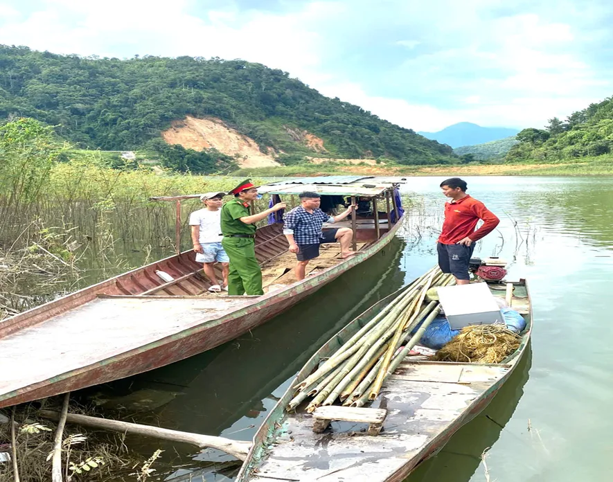 Công an xã Tân Uyên chủ động phòng ngừa, ứng phó mưa lũ, bảo đảm an toàn đường thủy nội địa