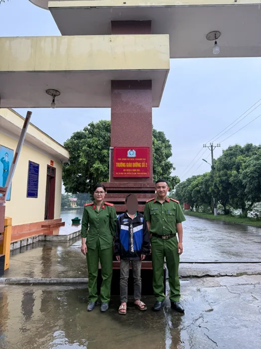 Công an xã Mường Kim thực hiện bàn giao, đưa đối tượng vào Trường giáo dưỡng số 2