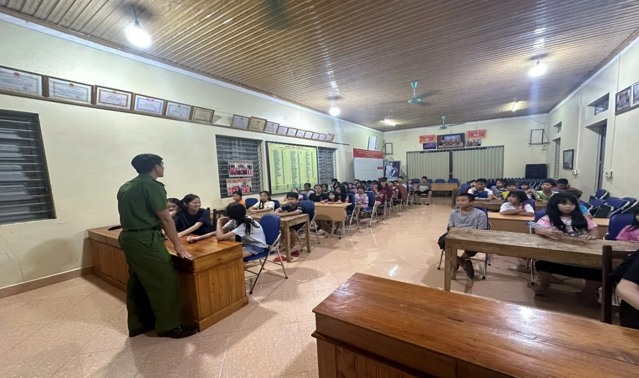 Công an xã Tân Uyên chủ động tuyên truyền, tư vấn lựa chọn phương tiện phù hợp cho học sinh trước thềm năm học mới (2026-2027)