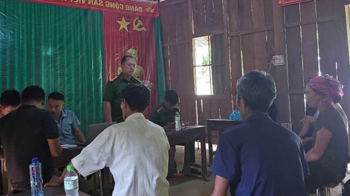 Cán bộ CAX Mù Cả tuyên truyền về định danh