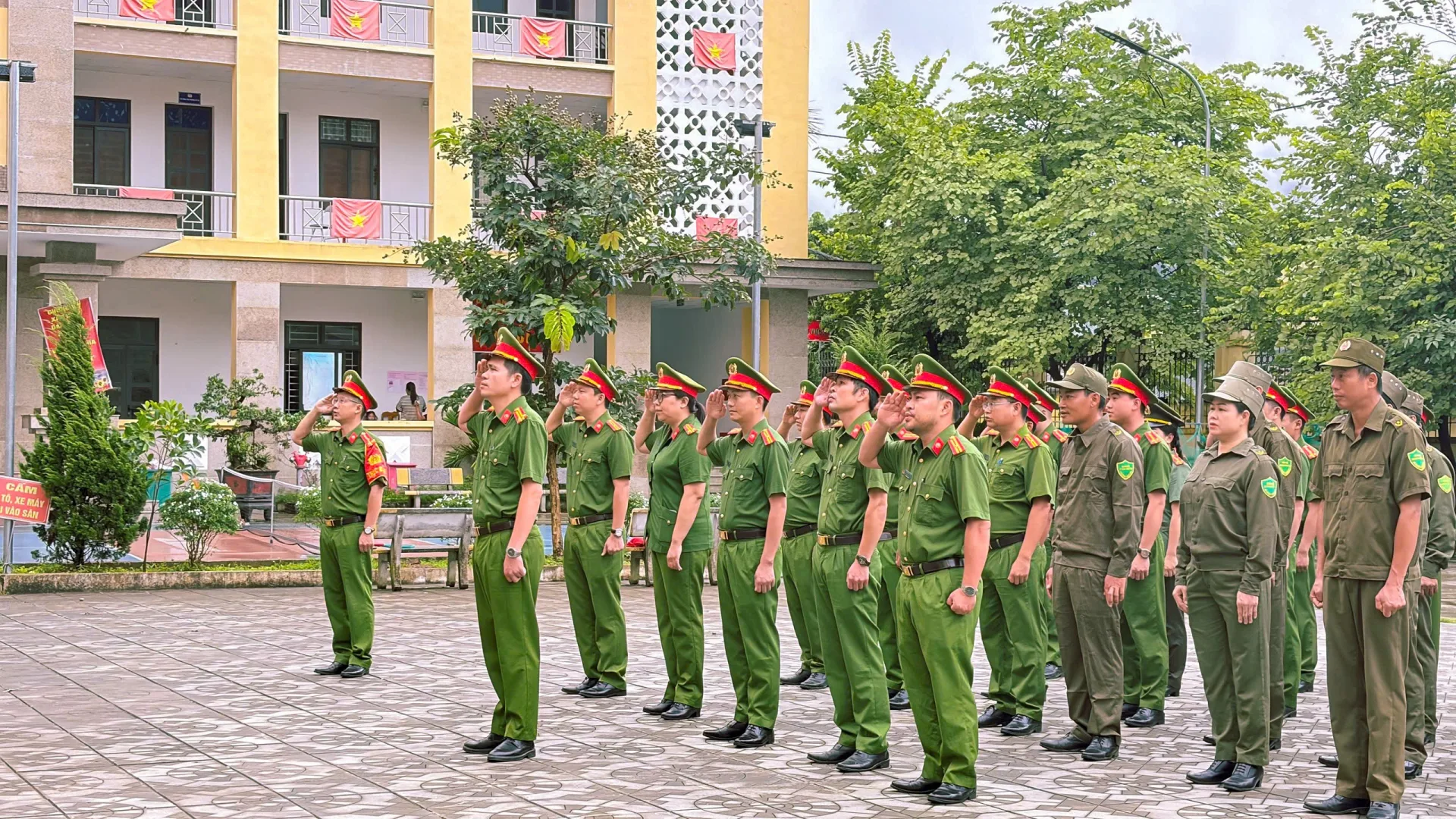 Nghi thức Lễ chào cờ đầu tháng 8 năm 2026 của Công an xã Bum Tở.