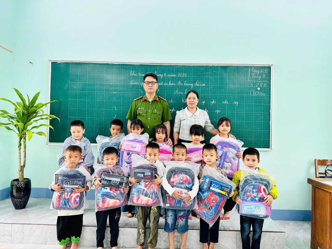 Công an xã Khun Há trao tặng 12 phần quà đồng hành cùng học sinh nghèo đến trường