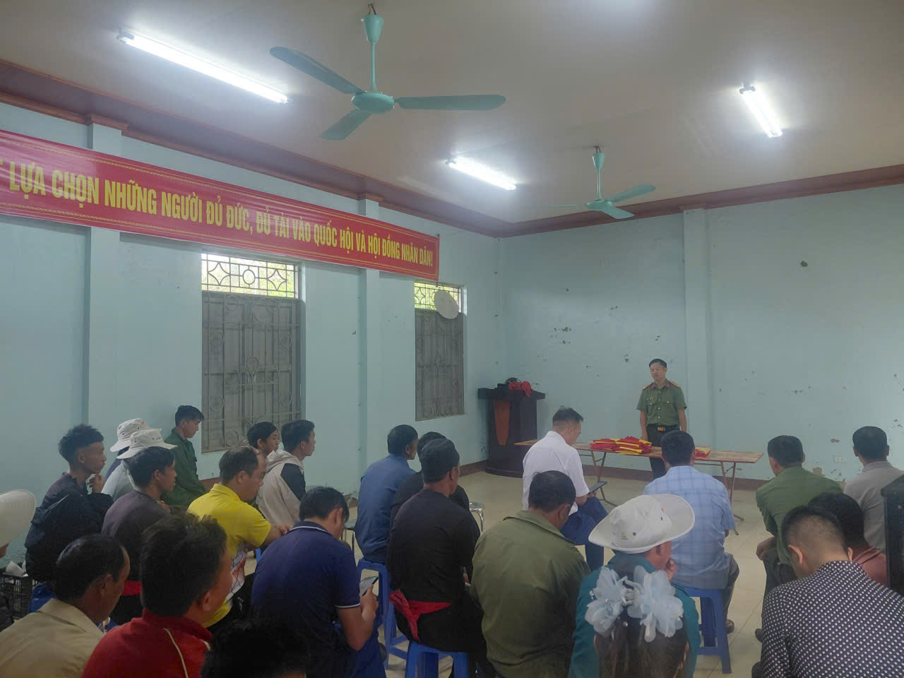 Cán bộ Công an xã tuyên truyền,vận động tại điểm nhóm Giang Ma