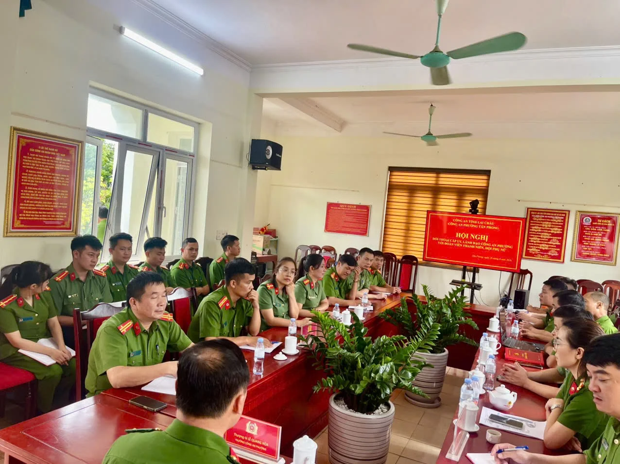 Đồng chí Thượng tá Lê Quang Hoà và cấp ủy, lãnh đạo Công an phường trao đổi, giải đáp các ý kiến tại Hội nghị