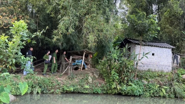 Không để ai bị bỏ lại phía sau “Công an xã Sin Suối Hồ vượt đèo mang máy Căn cước đến tận nhà dân”.