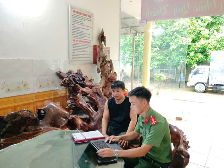 Cán bộ Công an xã hướng dẫn chủ cơ sở