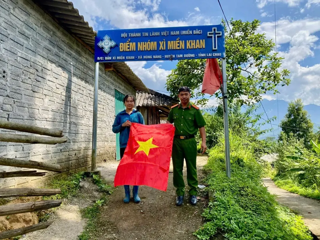 CBCS Công an phường Tân Phong trao tặng cờ Tổ quốc tại điểm nhóm Tin lành Xì Miền Khan.
