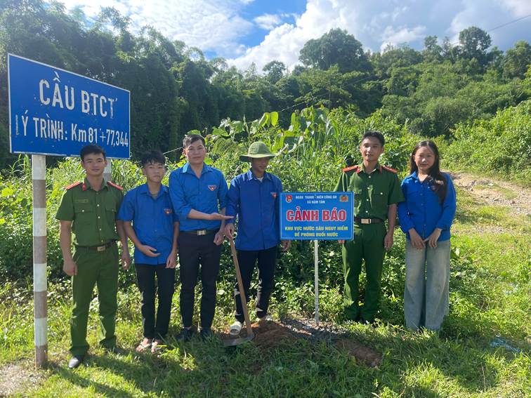 Tuổi trẻ Công an xã Nậm Tăm chung tay bảo đảm an toàn cho em đến trường