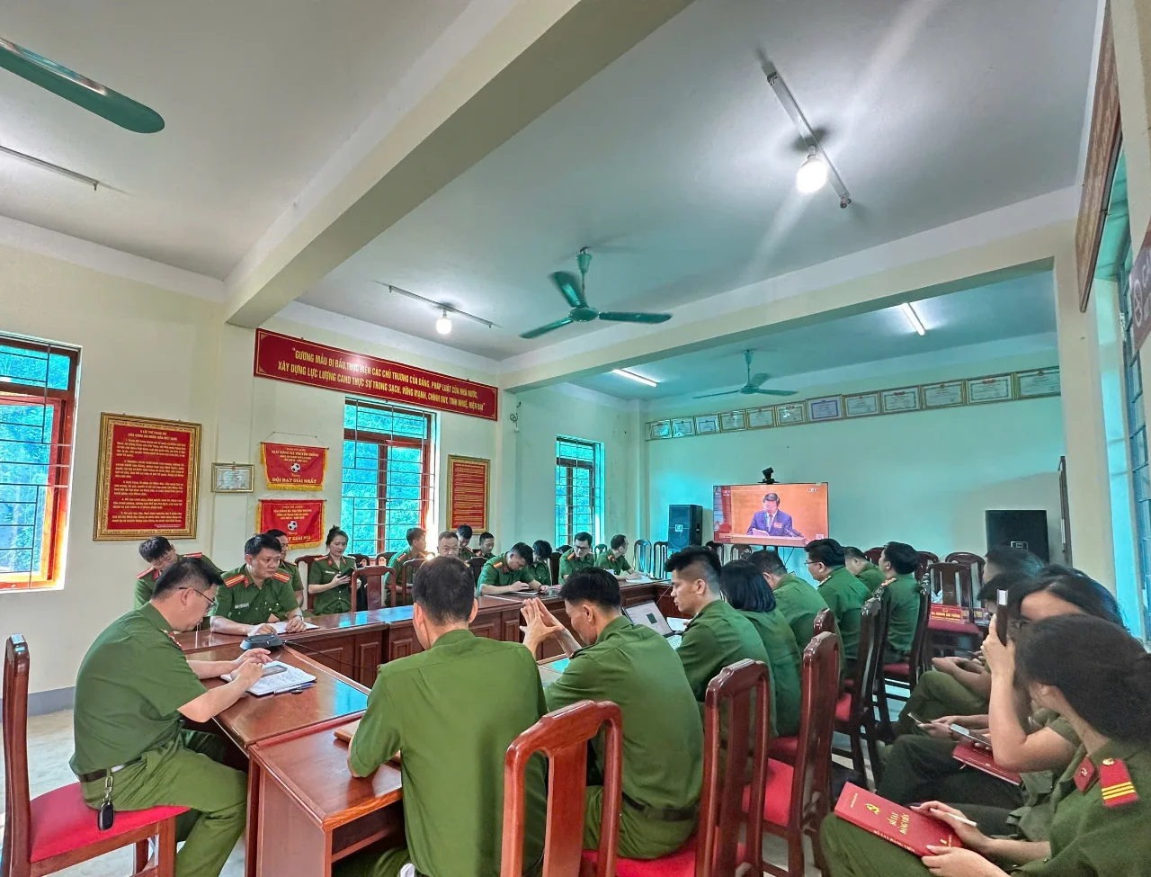 Cán bộ, chiến sĩ nghiêm túc nghiên cứu, quán triệt các nội dung tại Hội nghị