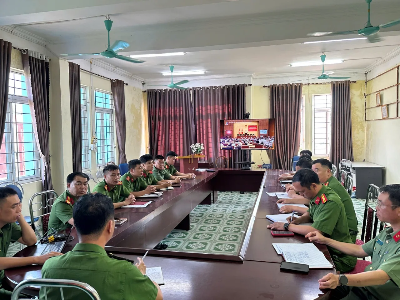 Ảnh: Đảng viên trong chi bộ tham gia nghiên cứu, học tập một số Nghị quyết, Chỉ thị của Bộ Chính trị