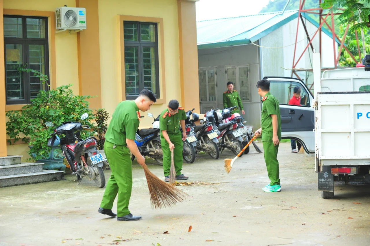 Công an xã Bum Nưa ra quân hưởng ứng 