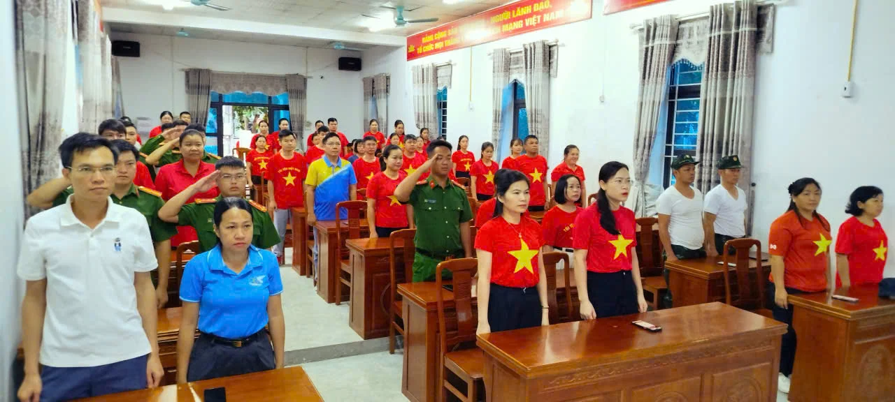 Lễ chào cơ Chương trình đi bộ Cùng Việt Nam tiến bước