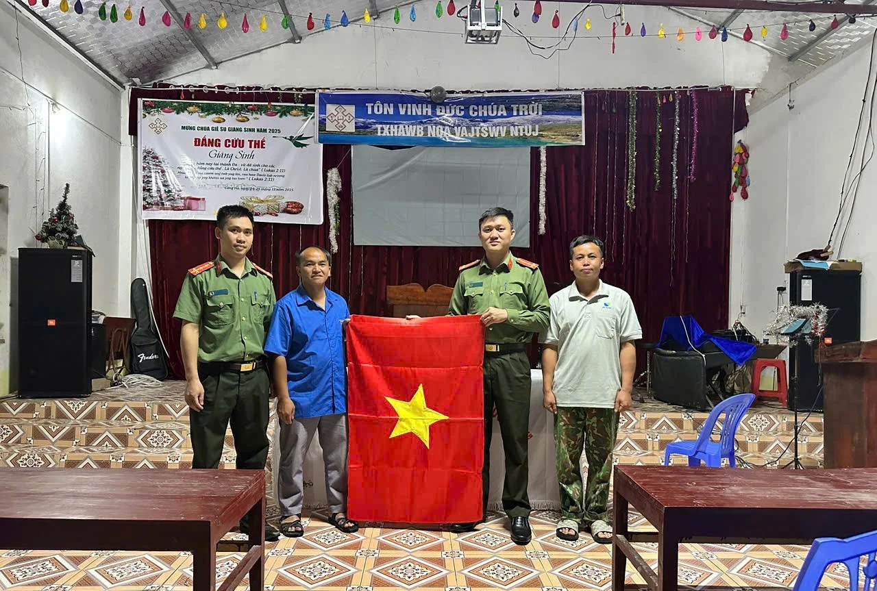Công an xã Dào San trao Tặng cờ Tổ Quốc cho các điểm nhóm Tôn giáo Nhân dịp lễ Quốc Khánh 02/9