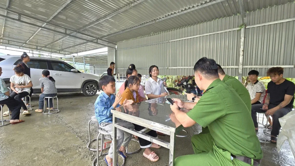 Công an xã Mường Khoa hướng dẫn người dân sử dụng VNeID, dịch vụ công trực tuyến và định danh điện tử