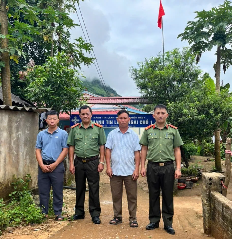 Rực rỡ sắc cờ tổ quốc nơi biên cương khi ý Đảng lòng dân hòa quyện.