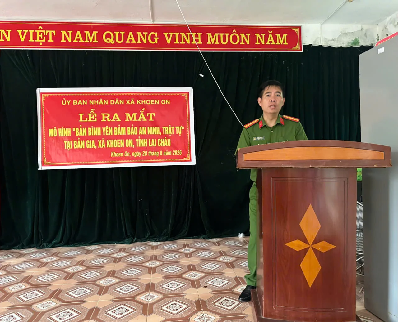 Đồng chí Phạm Văn Quyết - Phó Trưởng Công an xã thông qua Quyết định thành lập mô hình