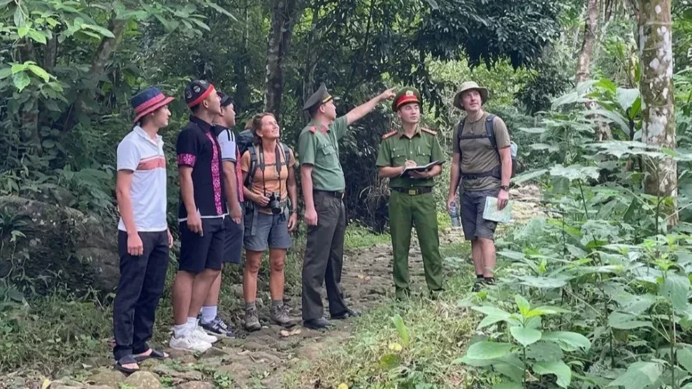 Lực lượng Công an xã hỗ trợ chỉ đường, hướng dẫn khách du lịch lên tham quan địa điểm Thác trái tim
