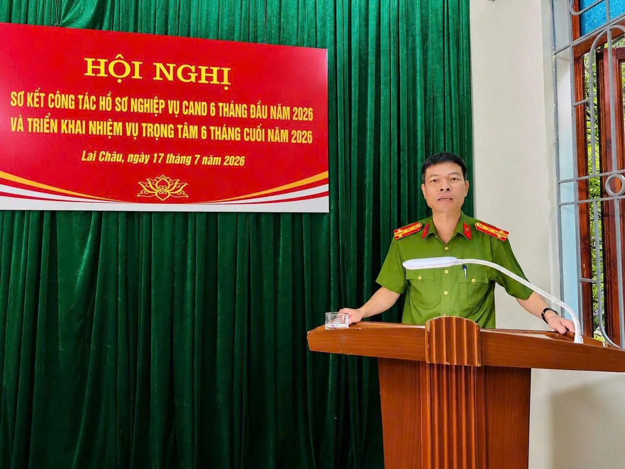 Đồng chí Đại tá Lê Anh Hưng - ủy viên Ban Thường vụ Đảng ủy - Phó Giám đốc Công an tỉnh phát biểu chỉ đạo tại Hội nghị.