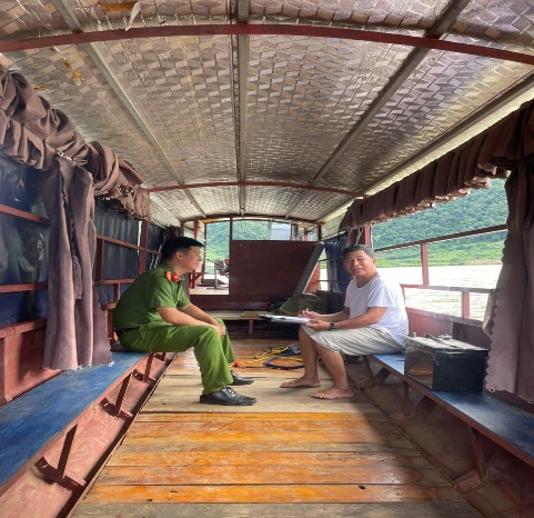 Ảnh: Công an xã tuyên truyền và ký cam kết đảm bảo an toàn giao thông đường thủy đối với các cơ sở có hoạt động kinh doanh bằng thuyền.