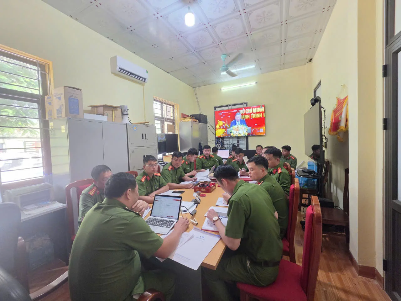 Công an xã Bum Nưa học tập, quán triệt các Nghị quyết, Chỉ thị của Bộ Chính trị