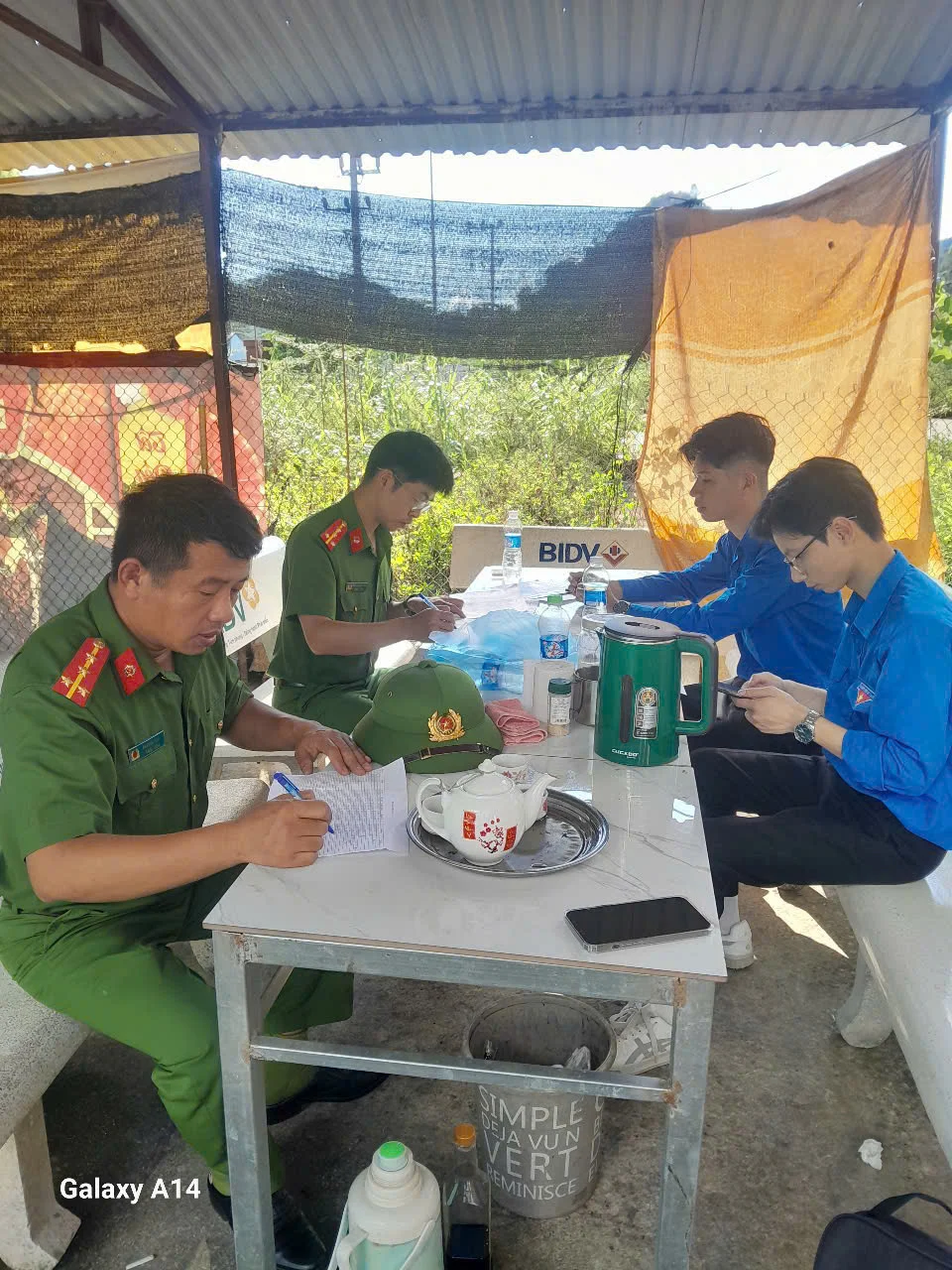 Công an phường thường trực tại tổ dân phố kích hoạt tài khoản định danh điện tử cho công dân