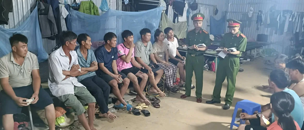Cán bộ Công an xã Sin Suối Hồ tuyên truyền, kiểm tra cư trú bảo đảm ANTT tại công trình thi công