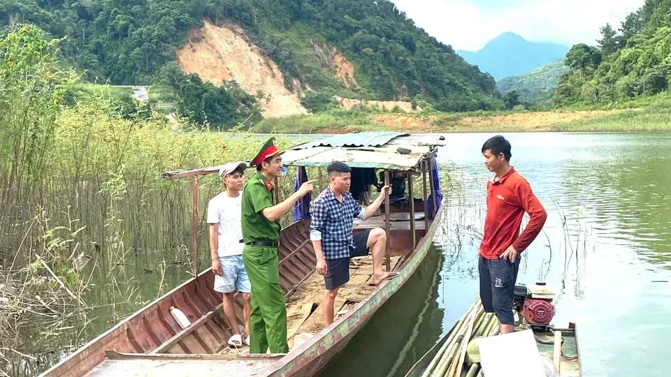 Lực lượng công an xã Tân Uyên tuyên truyền về đảm bảo tham gia giao thông đường thủy, không sử dụng xung kích điện đánh bắt cá.