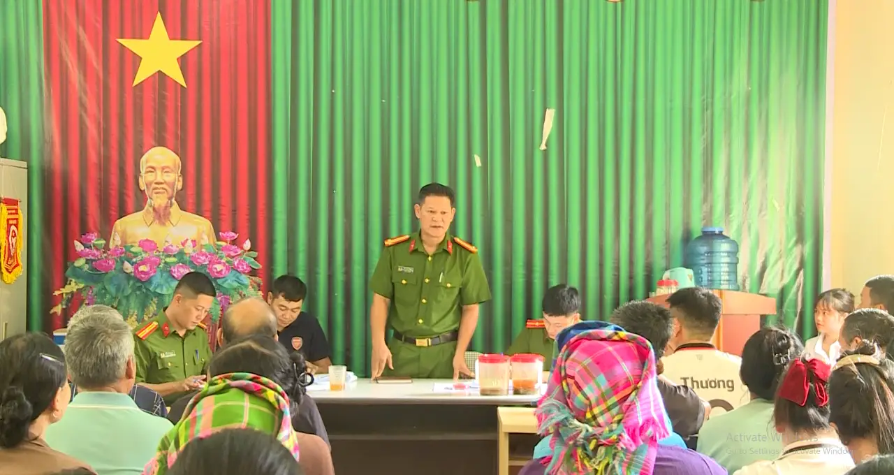 Công an xã Khoen On đẩy mạnh tuyên truyền phòng chống lừa đảo trực tuyến và vận động học sinh tựu trường.