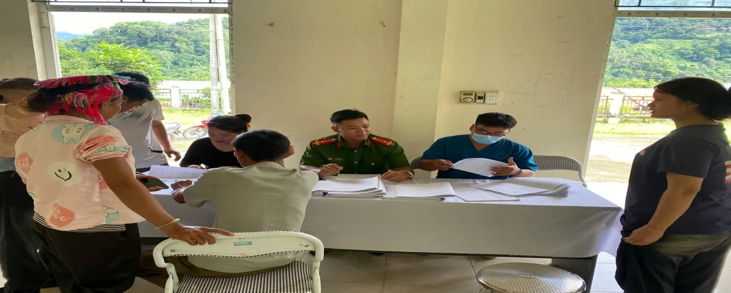 Cán bộ CAX tham gia hướng dẫn người dân đến khám sức khỏe