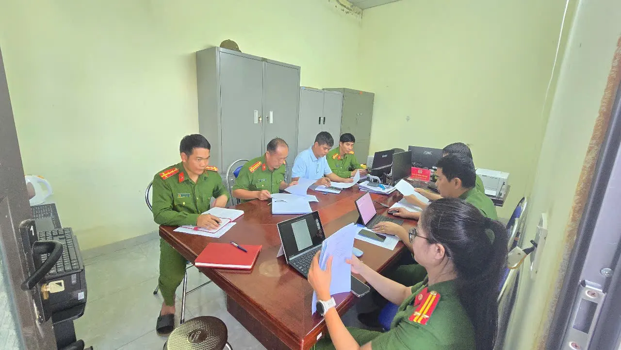 Đ/c Trung tá Mùa A Lềnh, Phó trưởng Công an xã, phụ trách Tổ CSKV - TT, thông qua báo cáo tóm tắt kết quả công tác triển khai, thực hiện Đề án 06 với đoàn công tác.