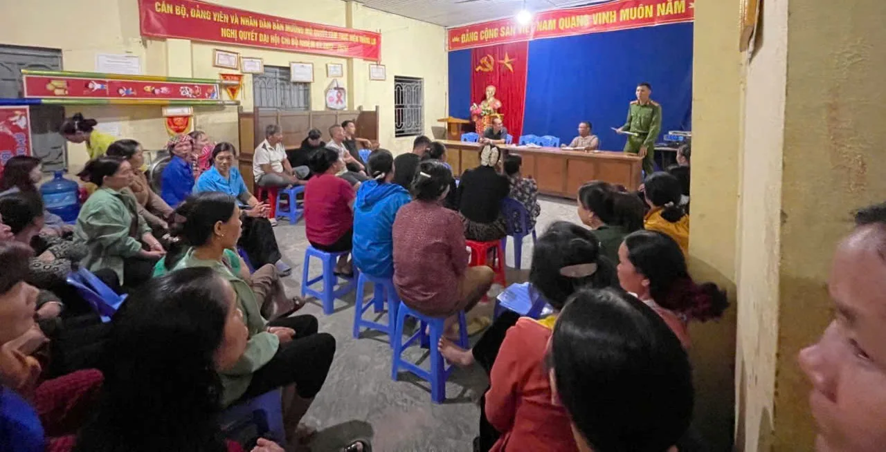 Cán bộ Công an xã tổ chức tuyên truyền, giáo dục tại các thôn bản