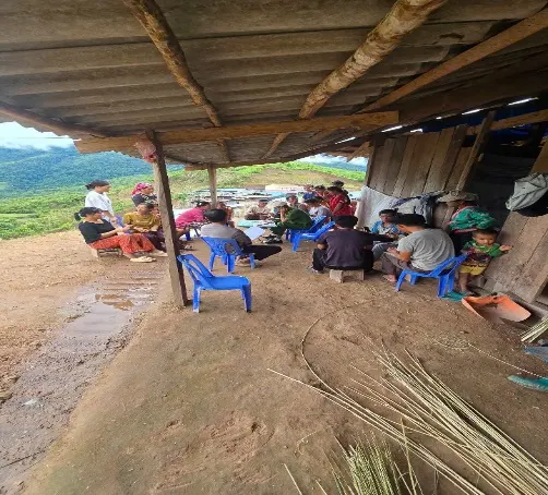Công an xã Mù Cả đi từng bản và gặp từng người dân hướng dẫn thực hiện kích hoạt tài khoản định danh điện tử mức độ 2