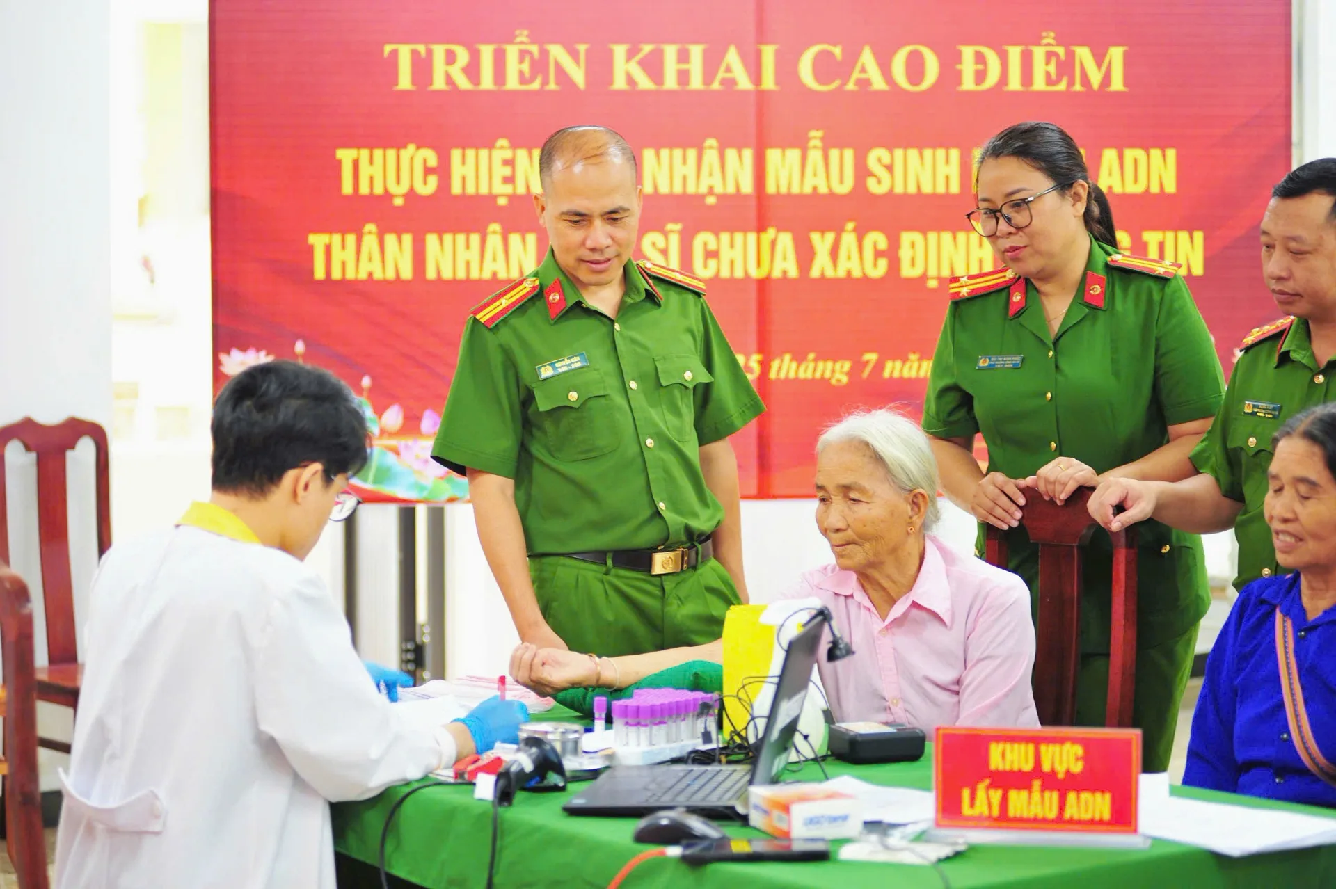Thu nhận mẫu ADN cho thân nhân liệt sĩ tại Công an xã Bum Tở.