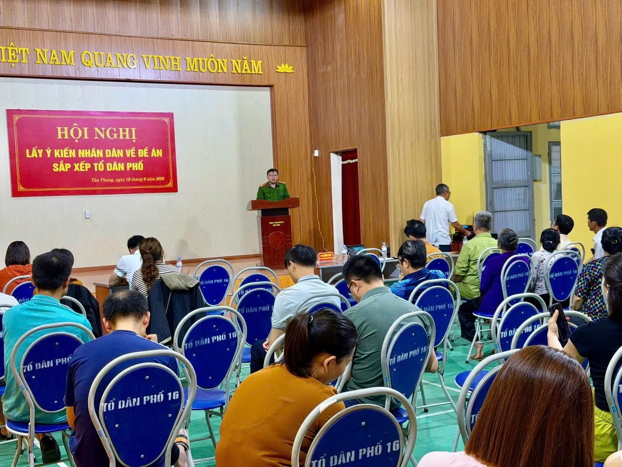 CBCS Công an phường tuyên truyền, hướng dẫn nhân dân kích hoạt tài khoản định danh điện tử mức độ 2 cho trẻ từ 06 đến 14 tuổi.