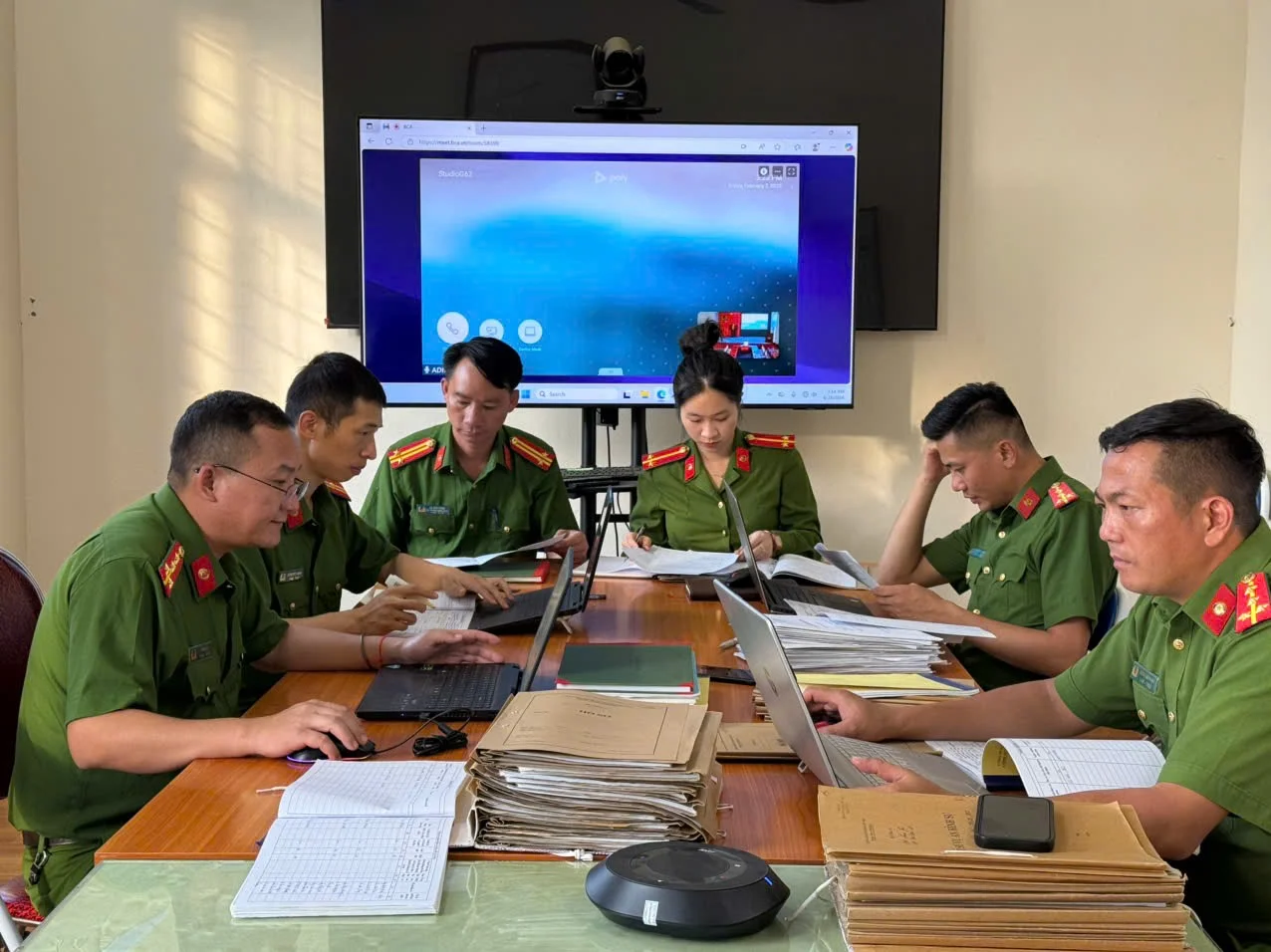 Công an xã Sin Suối Hồ nỗ lực làm sạch dữ liệu dân cư trên địa bàn với tiêu chí “Đúng, đủ, sạch, sống”.