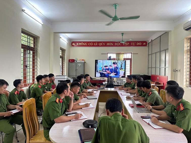 Công an xã Nậm Tăm nghiêm túc học tập, quán triệt các nghị quyết, chỉ thị của Bộ Chính trị