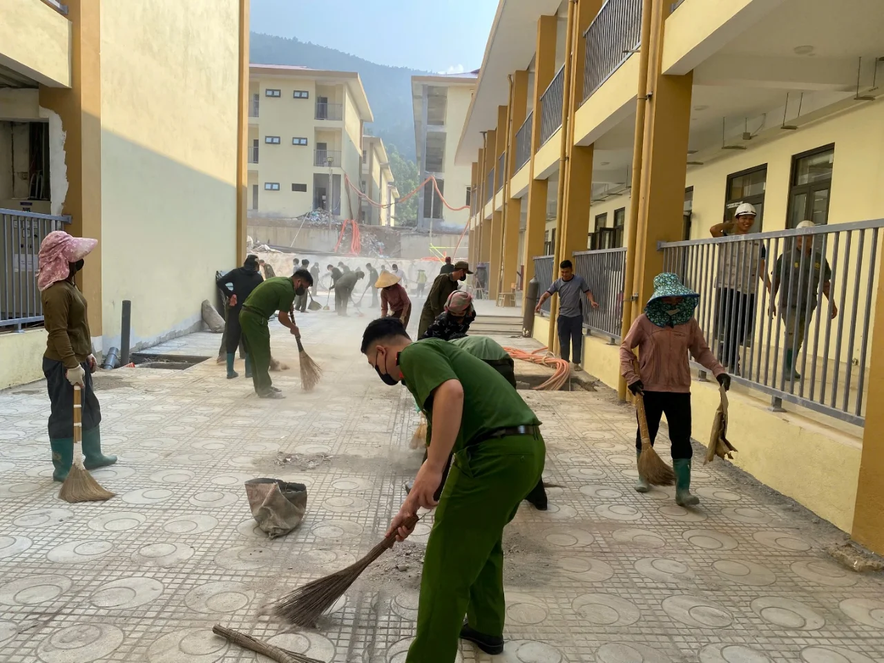 Công an xã Bum Nưa dọn dẹp trường học, sẵn sàng cho lễ khai giảng và khánh thành