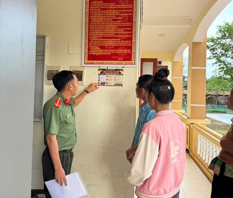 Cán bộ Công an xã tuyên truyền cho người dân
