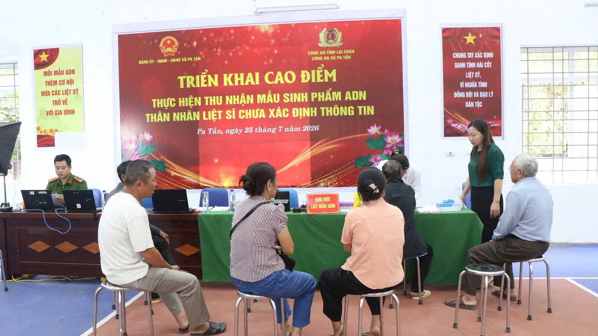 Điểm thu nhận mẫu AND tại nhà văn hóa xã Pa Tần