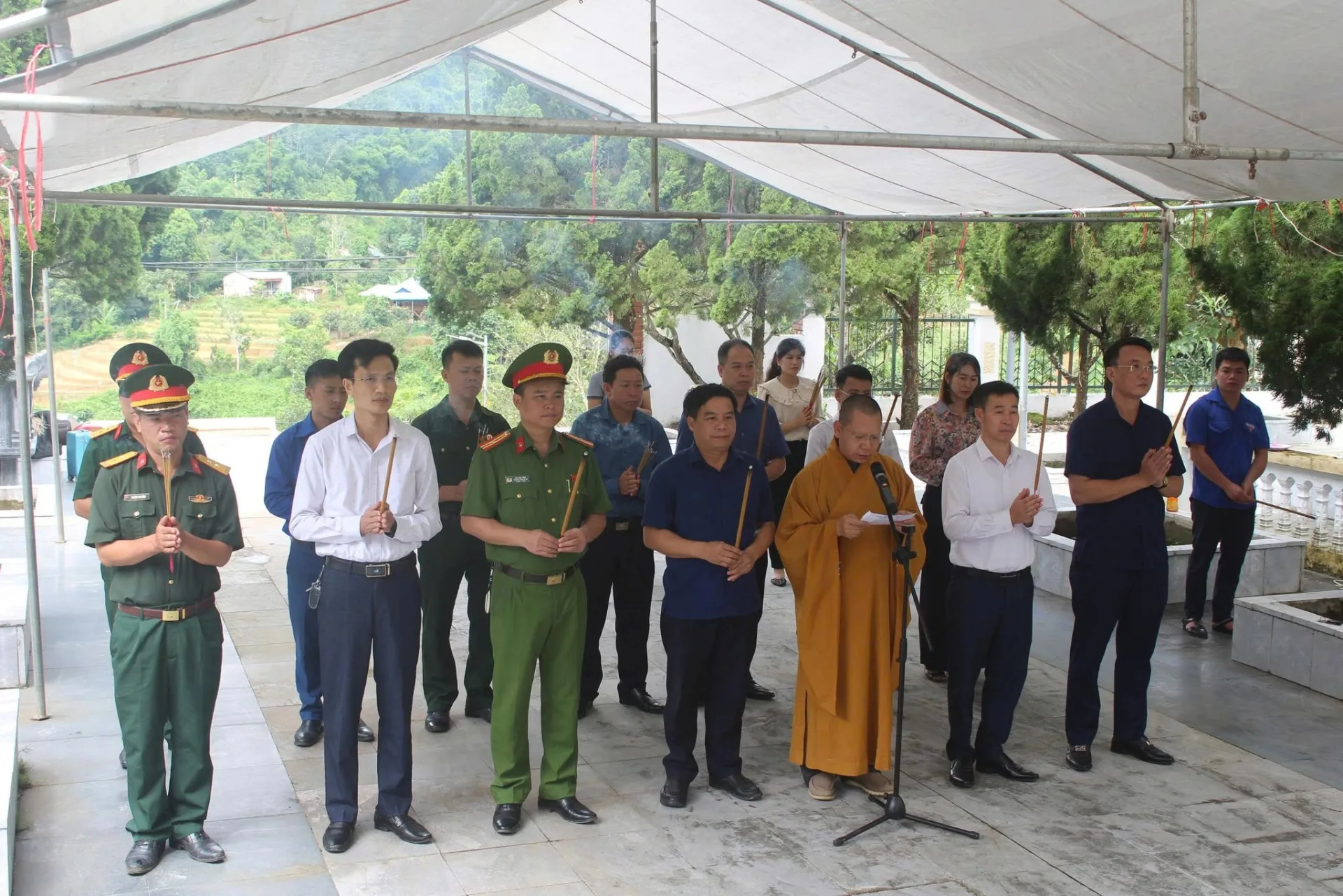 Các đồng chí trong Thường trực Đảng ủy xã và các ban ngành đoàn thể tham dự Lễ dâng hương