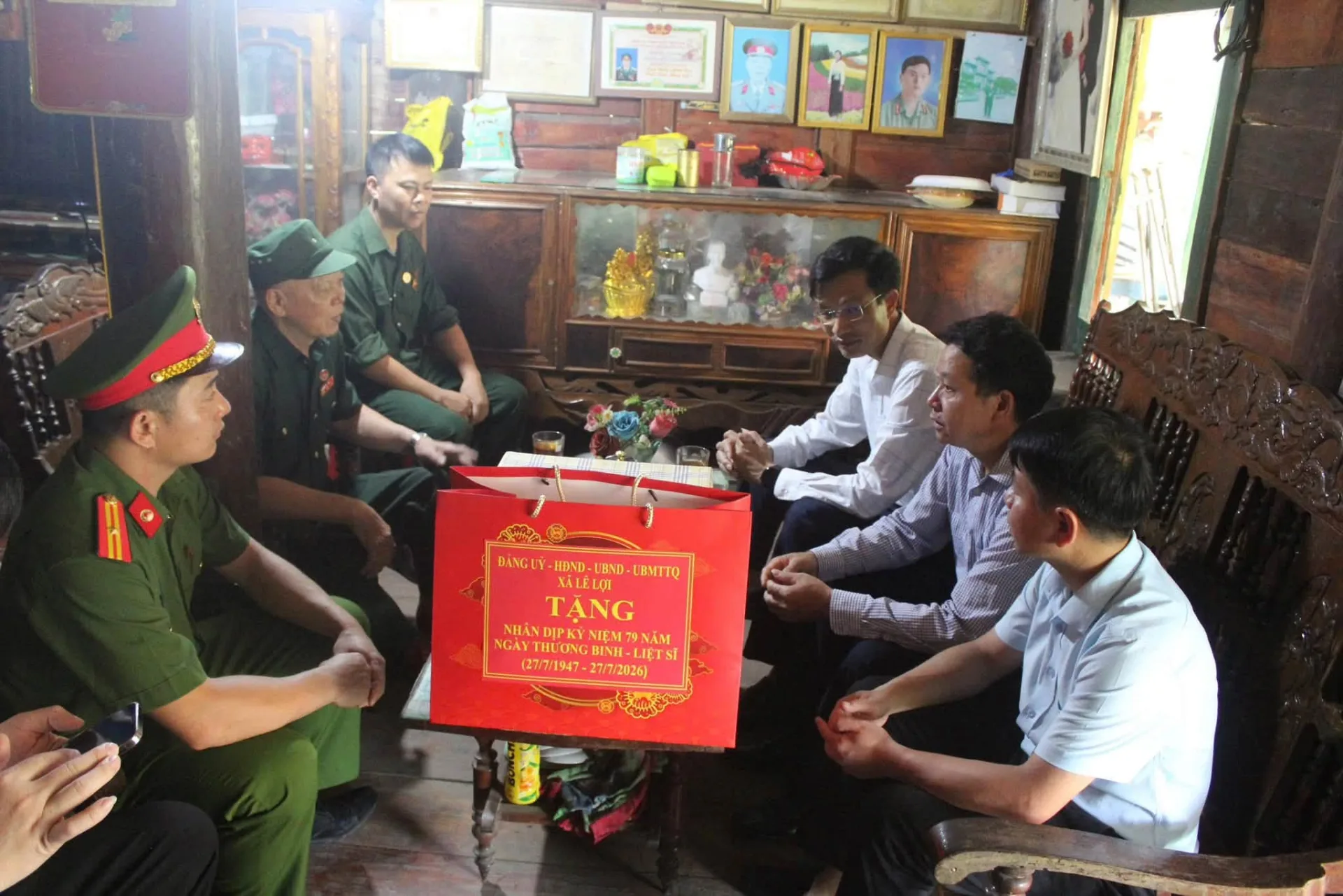 Đồng chí Đinh Quang Hiếu - Phó Bí thư Đảng ủy, Chủ tịch UBND xã Lê Lợi tiến hành thăm hỏi động viên bản thân và gia đình thương binh