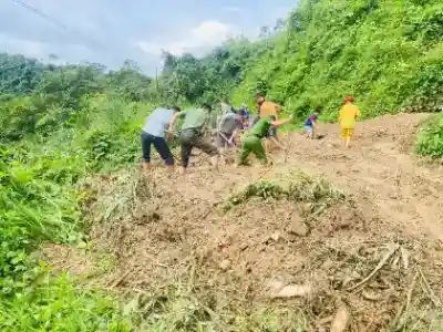 Công an xã phối hợp khắc phục hậu quả do mưa lũ