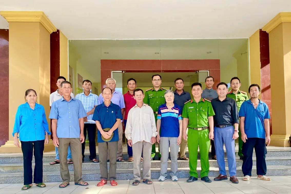 Cán bộ Công an xã Than Uyên đưa đón thân nhân liệt sĩ và hỗ trợ thực hiện thu nhận mẫu ADN