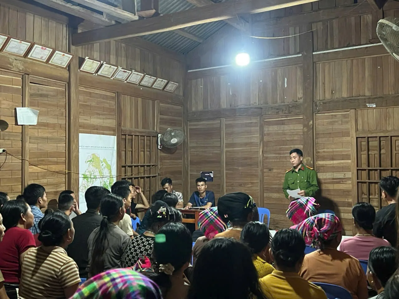 Để xây dựng văn hóa giao thông an toàn, văn minh Công an xã Hồng Thu đề nghị cán bộ, đảng viên và quần chúng nhân dân chấp hành tốt các nội dung sau: