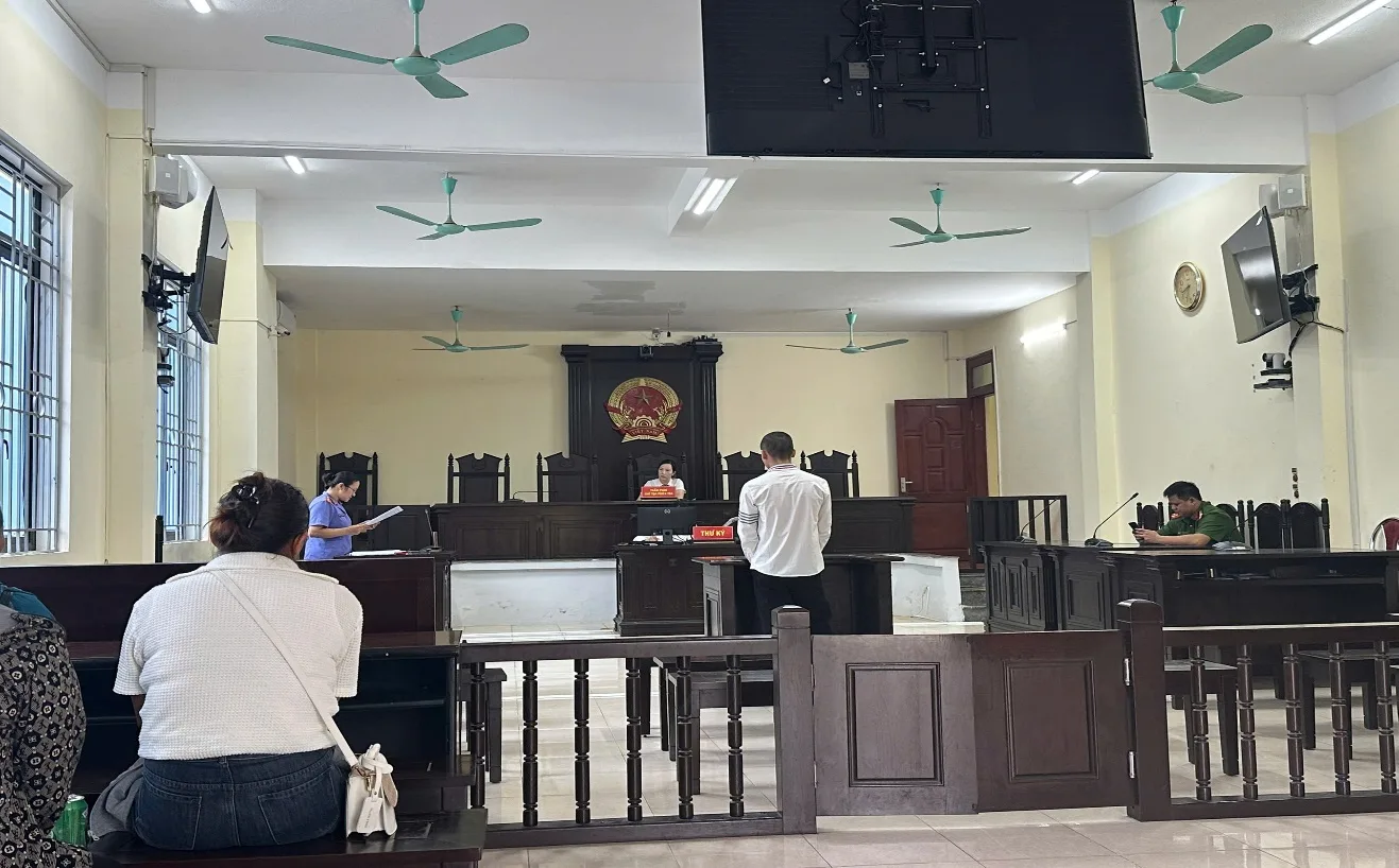 Công an xã Bình Lư bàn giao đối tượng cho Cơ sở cai nghiện bắt buộc tỉnh.