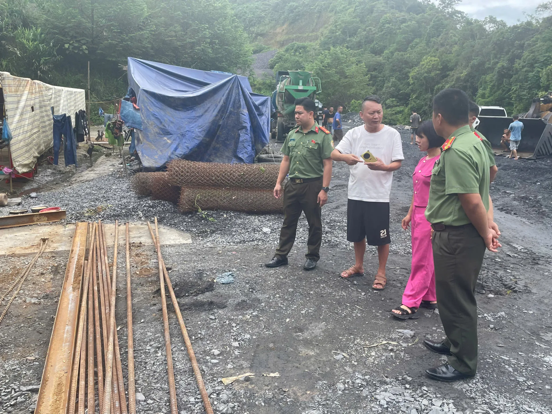 Tổ công tác tiến hành kiểm tra hồ sơ pháp lý, hộ chiếu, thị thực, chứng nhận tạm trú, giấy phép lao động
