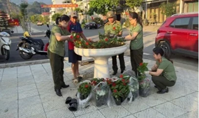 Đội Tài chính, phòng Hậu cần xung kích trồng hoa, góp phần xây dựng khuôn viên Công an tỉnh xanh – sạch – đẹp